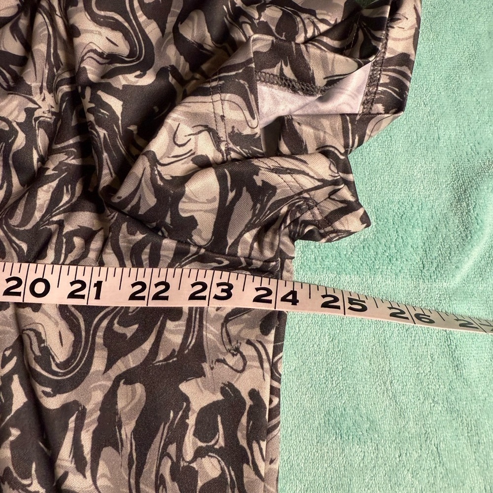 Under Armor Women’s 1X Black, Gray, White Print Shirt - Picture 8 of 10